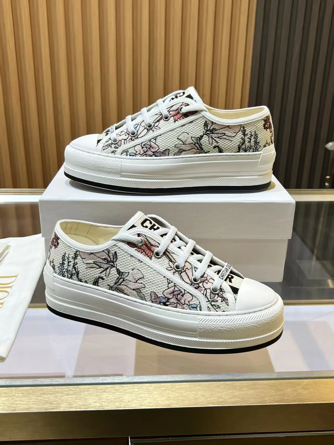👟👟Ex-factory price 520👟👟 Walk‘n’Dior embroidered mid-top casual shoes are new in 2025. On the fashion stage, Dior embroidered shoes are the well-deserved protagonist. Delicate stitching is used on the upper, every stitch is devoted to the craftsman's efforts, and every thread is woven with artistic poetry. From complex floral patterns to smart geometric textures, embroidery is like the magic that gives shoes life, allowing them to show dynamic beauty even in static conditions.   Wearing Dior embroidered shoes feels like stepping into a dream world full of art. It is not only a pair of shoes, but also a walking piece of art that perfectly integrates fashion and culture. Whether you are strolling on the bustling city streets or attending important social occasions, Dior embroidered shoes can add unique charm to your style and become the focus of everyone's attention.   Choosing Dior embroidered shoes means choosing a persistent pursuit of quality and a unique understanding of fashion. Let it accompany you through every wonderful moment and leave your own fashion mark.  Material: Sheepskin lining, feet, silk cowhide, size 35-41, heel height 5cm